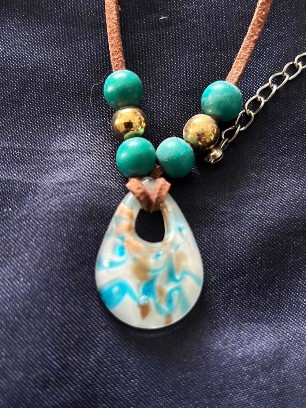 NECKLACE NECKLACE GLASS DROP TURQUOISE, CREAM AND TAN WITH TURQUOISE & GOLD TONE